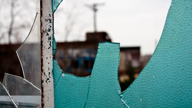 Fensterscheibe mit Sprüngen nach einem Glasbruch