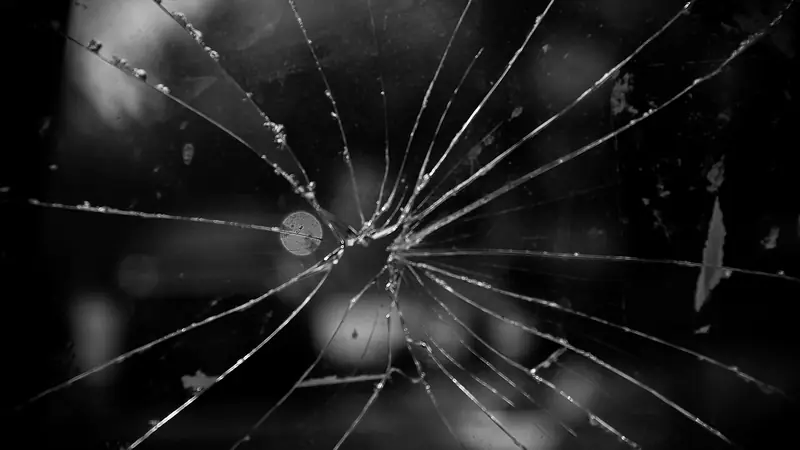 Glaser Notfall Basel: Gesprungene Glasscheibe mit Rissen von einem Einschlagpunkt