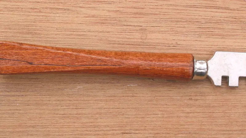 Ablauf Glaser-Offerte Basel: Glasschneider mit Holzgriff und Schneidrädchen